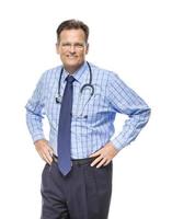 stilig leende manlig läkare med stetoskop på vit foto