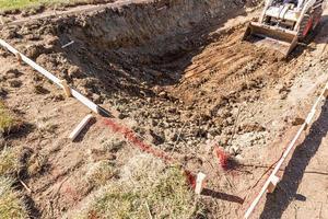 små bulldozer grävning i gård för slå samman installation foto