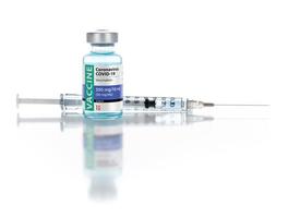 coronavirus covid-19 vaccin injektionsflaska och spruta på reflekterande vit bakgrund foto