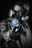 hotfull entitet bär Ramla ut gas mask hotfull planet jord med handskar hand foto
