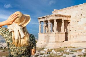 kvinna blickar på de erechtheion eller tempel av athena polias, akropol, aten, grekland. foto