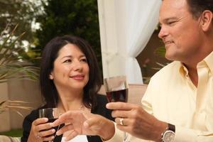 latinamerikan kvinna och caucasian man njuter vin foto