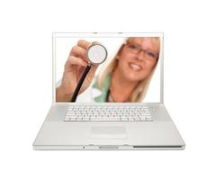 kvinna läkare med stetoskop på bärbar dator skärm foto