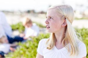 förtjusande liten blond flicka har roligt på de strand foto