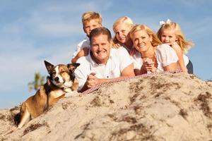 Lycklig caucasian familj porträtt på de strand foto