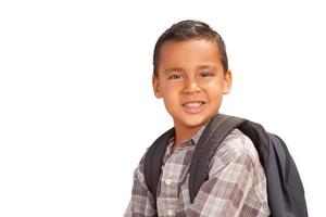 Lycklig ung latinamerikan pojke med ryggsäck redo för skola isolerat på en vit bakgrund. foto