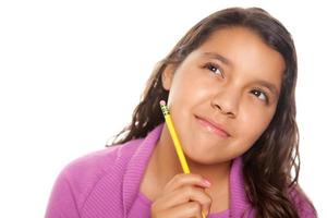 Söt latinamerikan flicka tänkande med penna foto