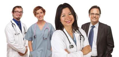 grupp av doktorer eller sjuksköterskor på en vit bakgrund foto