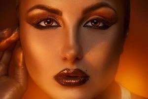 stänga upp porträtt av Söt caucasian kvinna med brun ögon foto
