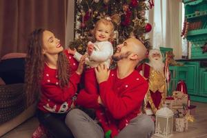 familj med dotter fira ny år och jul tillsammans på Hem foto