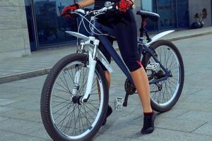 sexig kvinna ben med en cykel utomhus foto