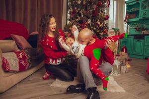 Lycklig familj med dotter fira ny år och jul foto