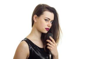 horisontell porträtt av ung glamour flicka med röd läppstift och svart klänning foto