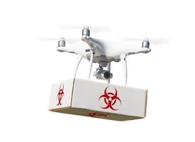 obemannad flygplan systemet quadcopter Drönare bärande paket med biohazard symbol märka på vit. foto