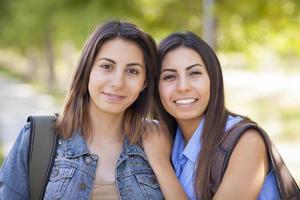 ung vuxen blandad lopp tvilling systrar porträtt utanför foto