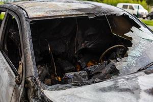 bränt bil. uppsättning brand till bilar i parkering massa. bandit krig, de förstörelse av de brand maskin efter de molotov cocktail. deformerad brand maskin. konsekvenser av bil olycka. skadad förbi mordbrand foto