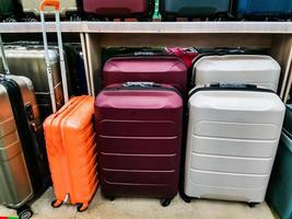 resväskor i de affär fönster. bagage påsar i de Lagra. försäljning av resväskor för resor foto