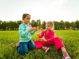 skön liten flickor njuter utanför foto