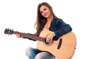 charmig lady med gitarr i händer foto