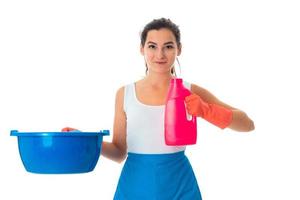ung hembiträde kvinna med rengöringsmedel foto