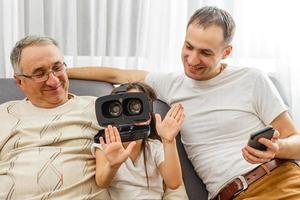 farfar och barnbarn med virtuell glasögon foto
