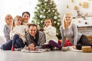 porträtt av vänlig familj på jul kväll foto