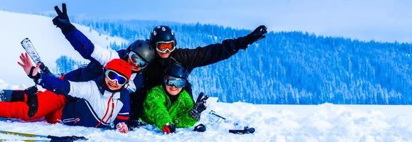 grupp av vänner med åka skidor på vinter- högtider - skidåkare har roligt på de snö foto