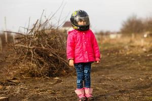 liten flicka i en motorcykel hjälm. foto