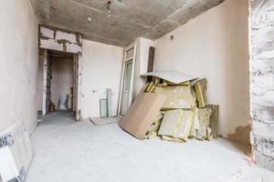 renovering begrepp - stege i tömma lägenhet rum under restaurering eller renovering foto