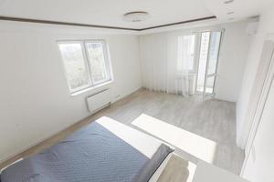 vit sovrum interiör med stor säng foto