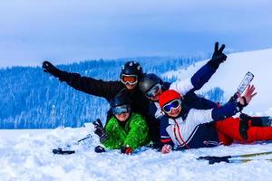 grupp av vänner med åka skidor på vinter- högtider - skidåkare har roligt på de snö foto