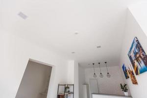 vit tak med fläck lampor i rum foto