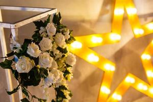 bröllop reception dekoration med annorlunda elektrisk edison lampor och färsk blommor, rustik stil foto