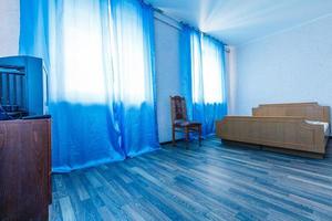 blå levande rum med årgång stil möbel foto