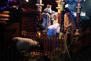 de scen var de jungfrulig mary gav födelse till Jesus och han lögner i de vagga omgiven förbi människor vem ha komma till fira de nativity av Kristus. foto