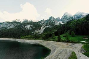 sjö och bergen på vorderer gosause, gosau, övre Österrike. foto