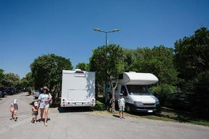 familj nära resa rv parkering på parkera, Semester resa i husbil, husvagn bil på semester. foto