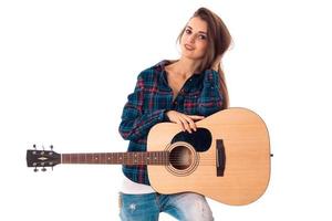 härlig brunett flicka spelar gitarr foto
