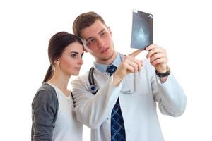 ung stilig läkare allvarligt visar deras patient röntgen foto