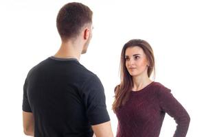 lång ung kille i en svart t-shirt står motsatt de flicka och utseende på henne foto