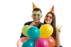 porträtt av en skön ung Lycklig par i glasögon och ballonger i händer foto