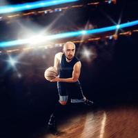 basketspelare i verkan med en boll foto