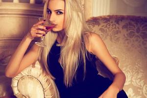 sexuell blond kvinna dryck Martini foto