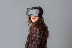 härlig kvinna i virtuell verklighet hjälm foto