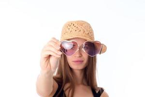 ung kvinna i sugrör med solglasögon foto