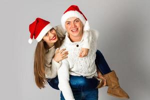 par i kärlek firar jul i santa hatt foto