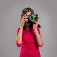 kvinna framställning en Foto på en professionell kamera