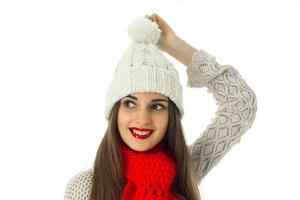 brunett flicka i värma Tröja och röd scarf foto