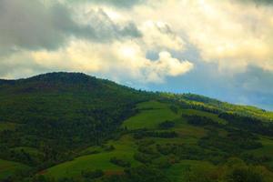 molnig grön berg landskap foto