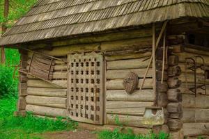 gammal trä- hus i de skog foto